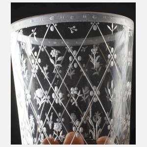 Trinkbecher mit feiner Gravur