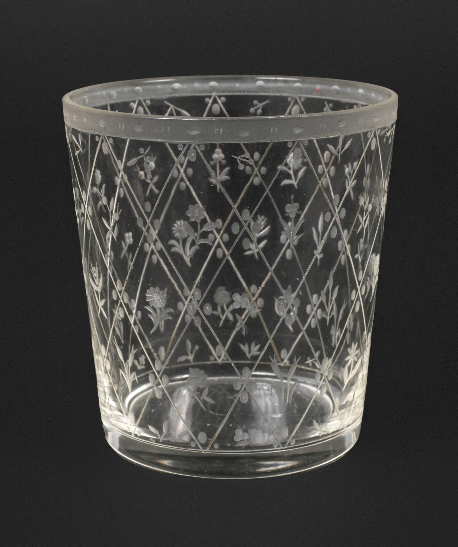 Trinkbecher mit feiner Gravur