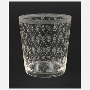 Trinkbecher mit feiner Gravur