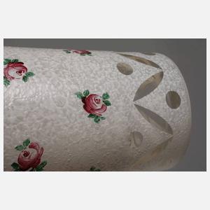 Großes Becherglas mit Rosenblüten