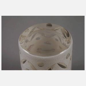 Großes Becherglas mit Rosenblüten