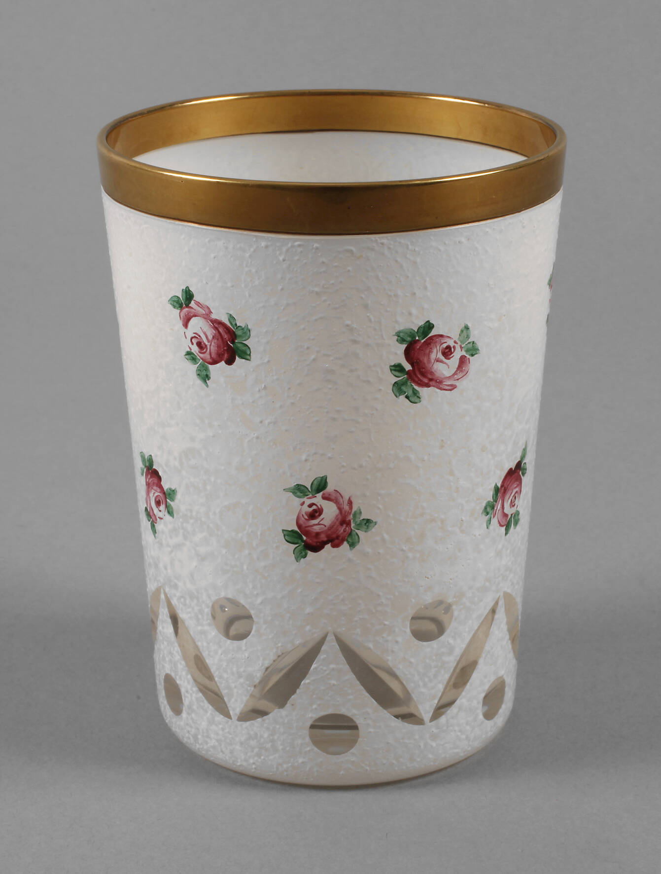 Großes Becherglas mit Rosenblüten