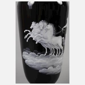 Große Vase mit Streitwagenmotiv