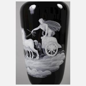 Große Vase mit Streitwagenmotiv