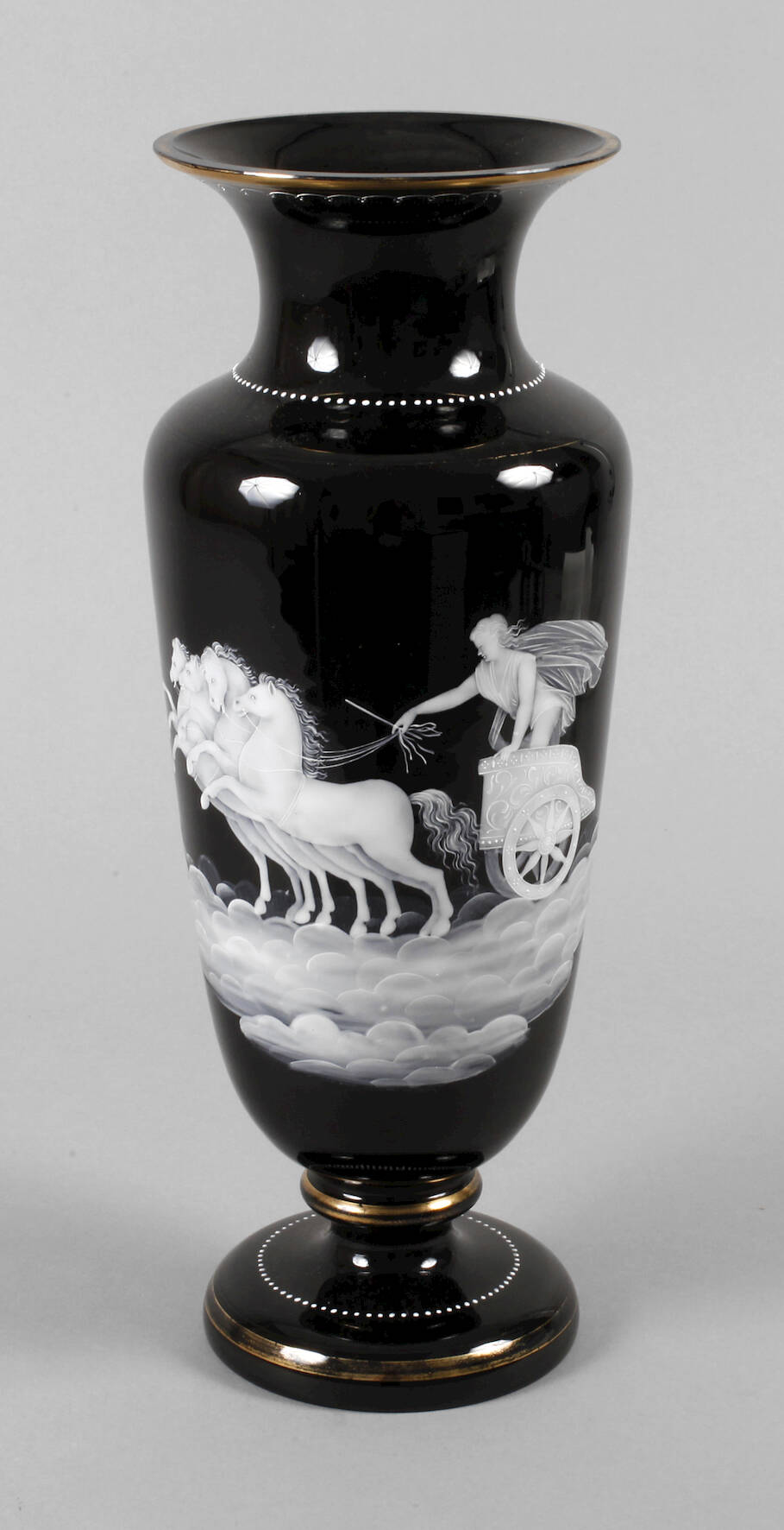 Große Vase mit Streitwagenmotiv