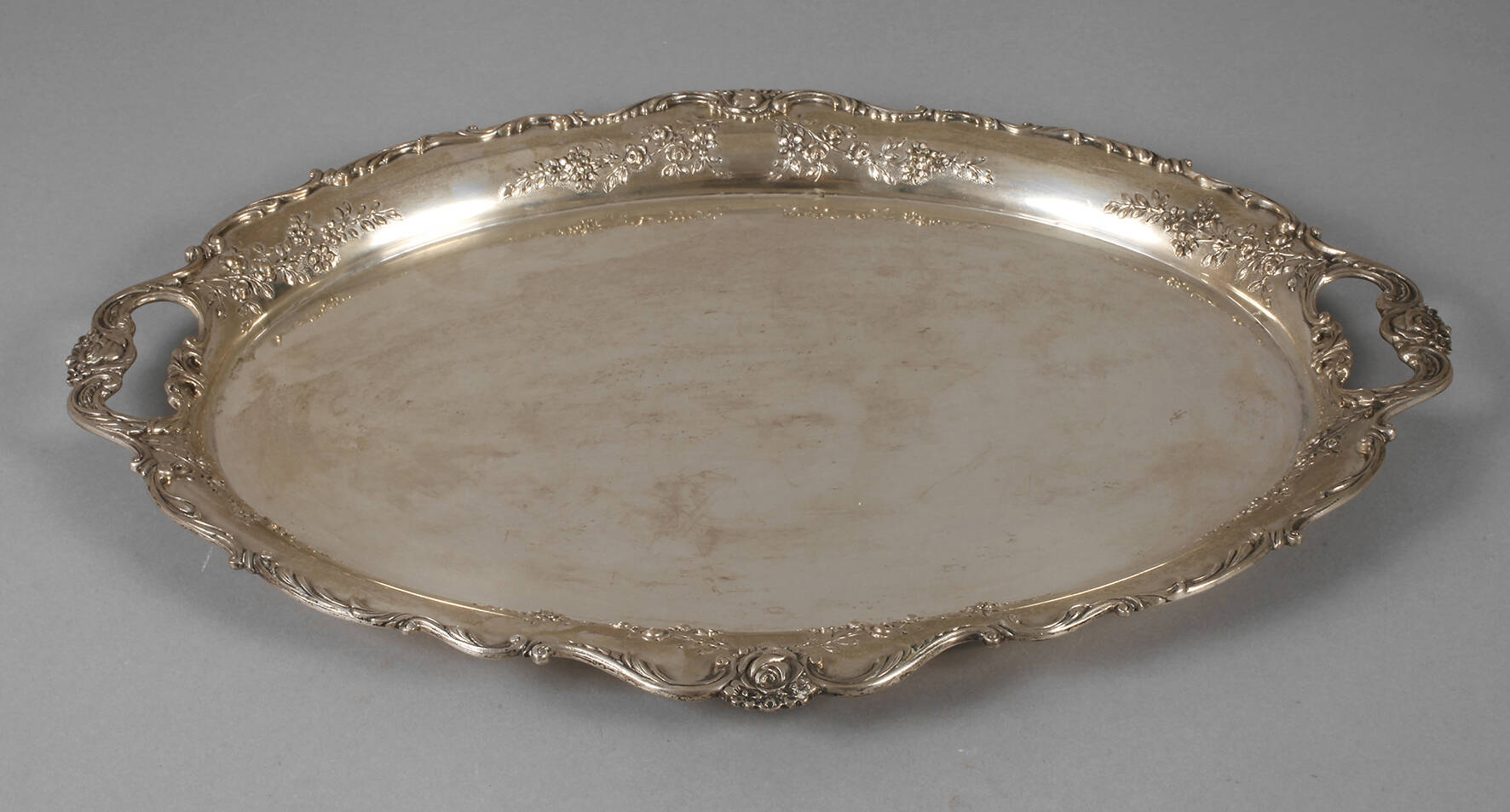 Großes Silbertablett mit Rosenranken