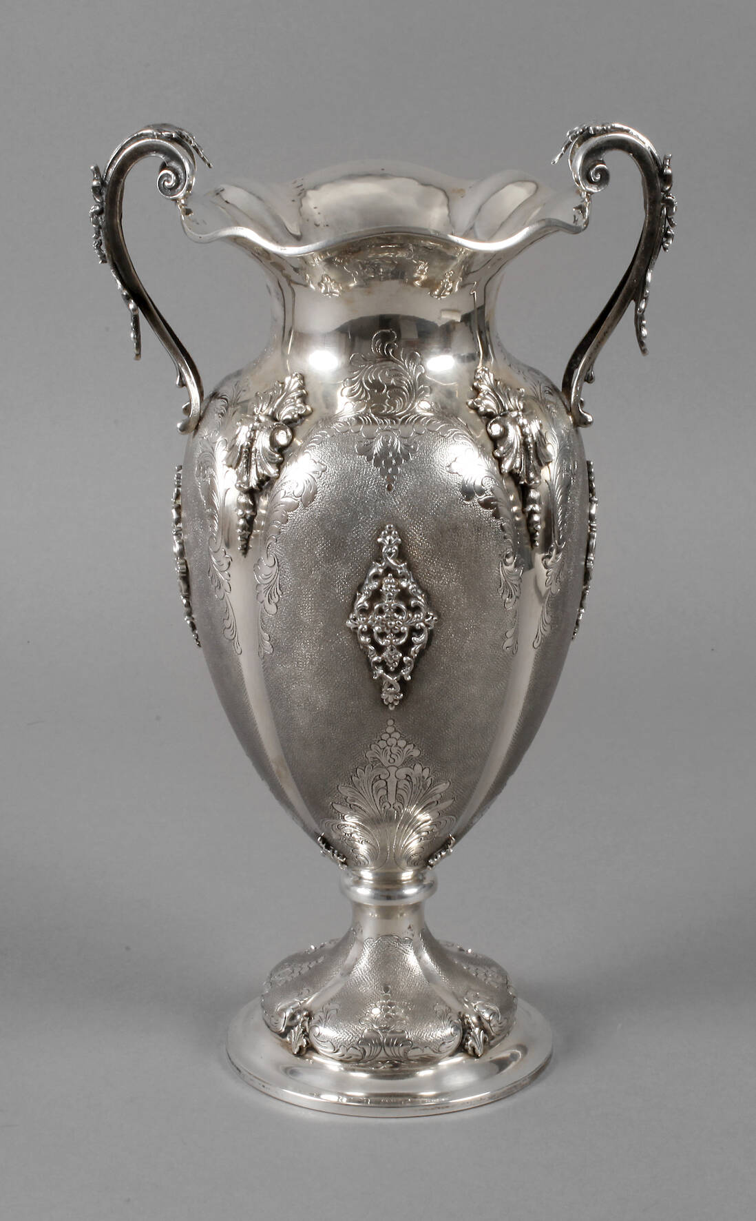 Große prunkvolle Silbervase
