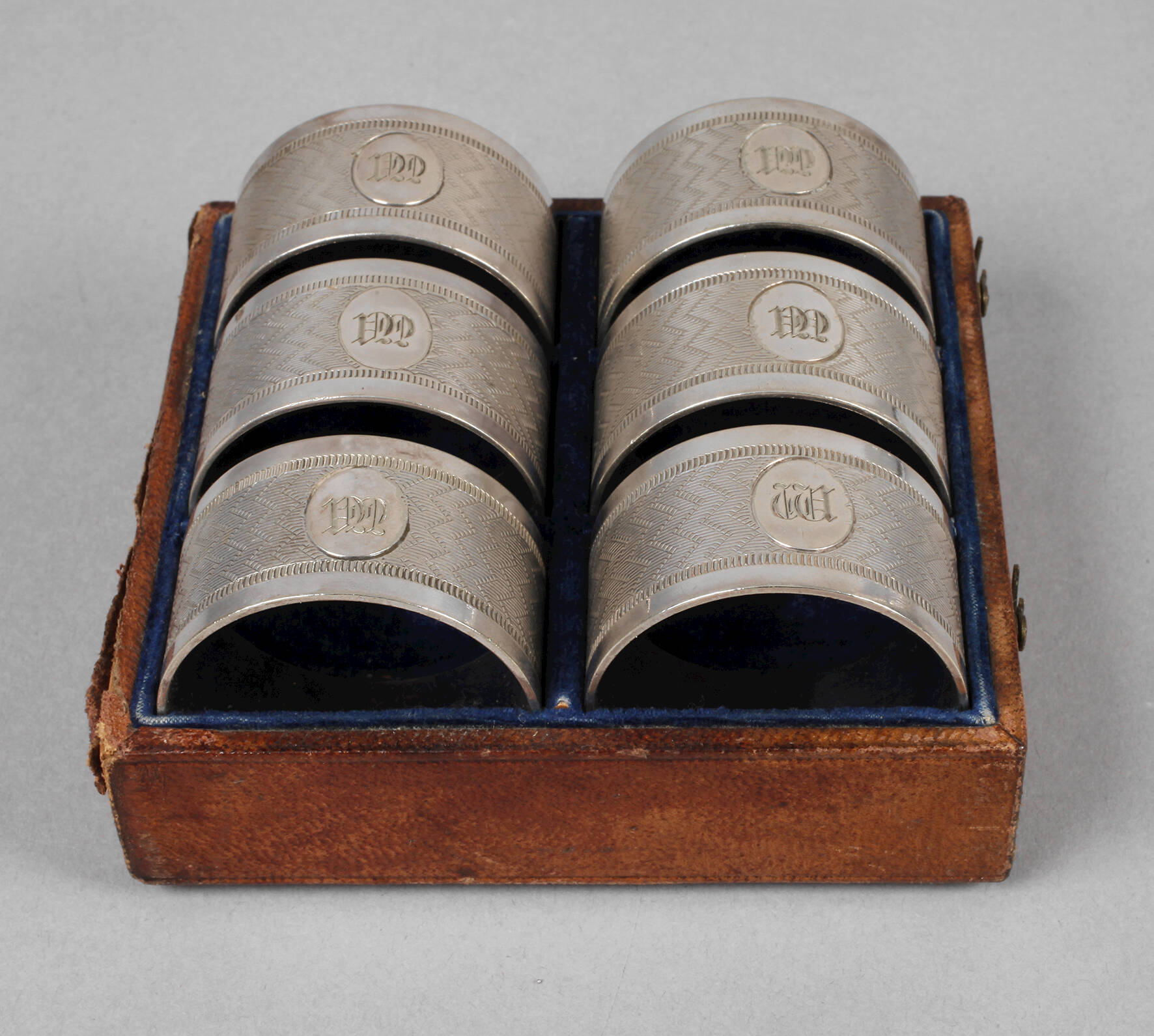 Sechs Serviettenringe im Etui