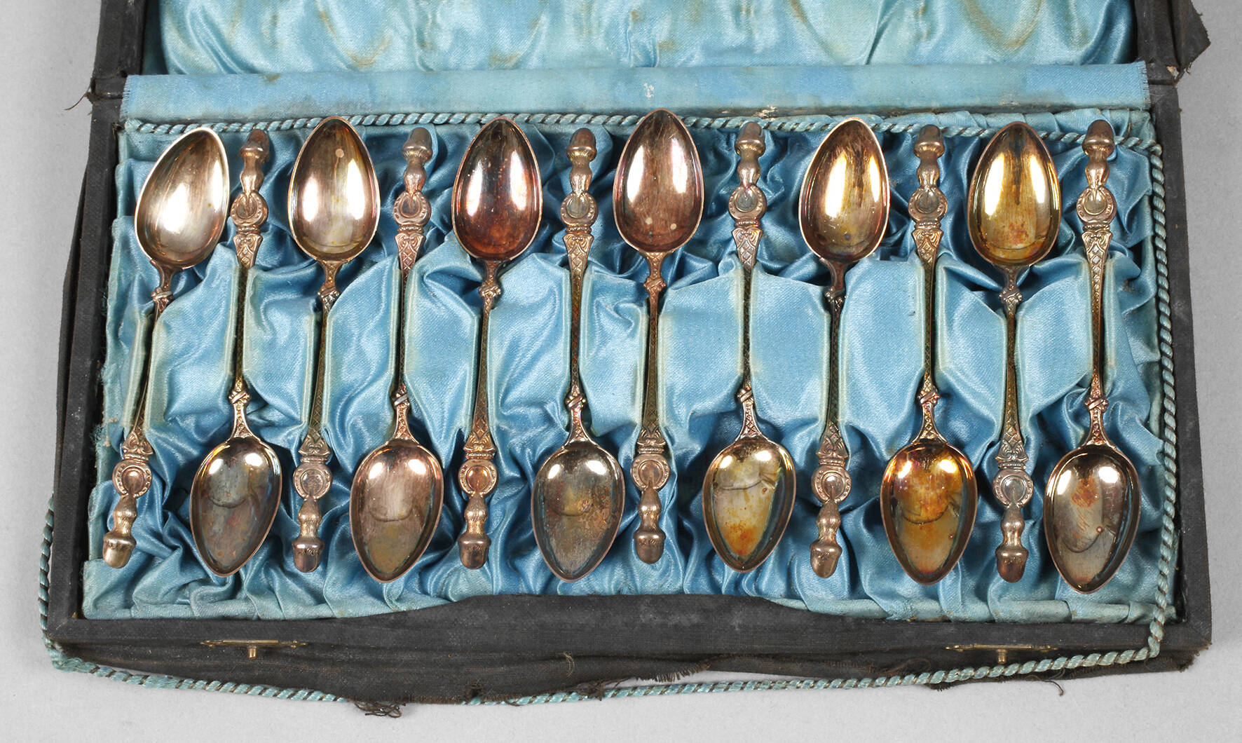 Zwölf Mokkalöffel im Etui