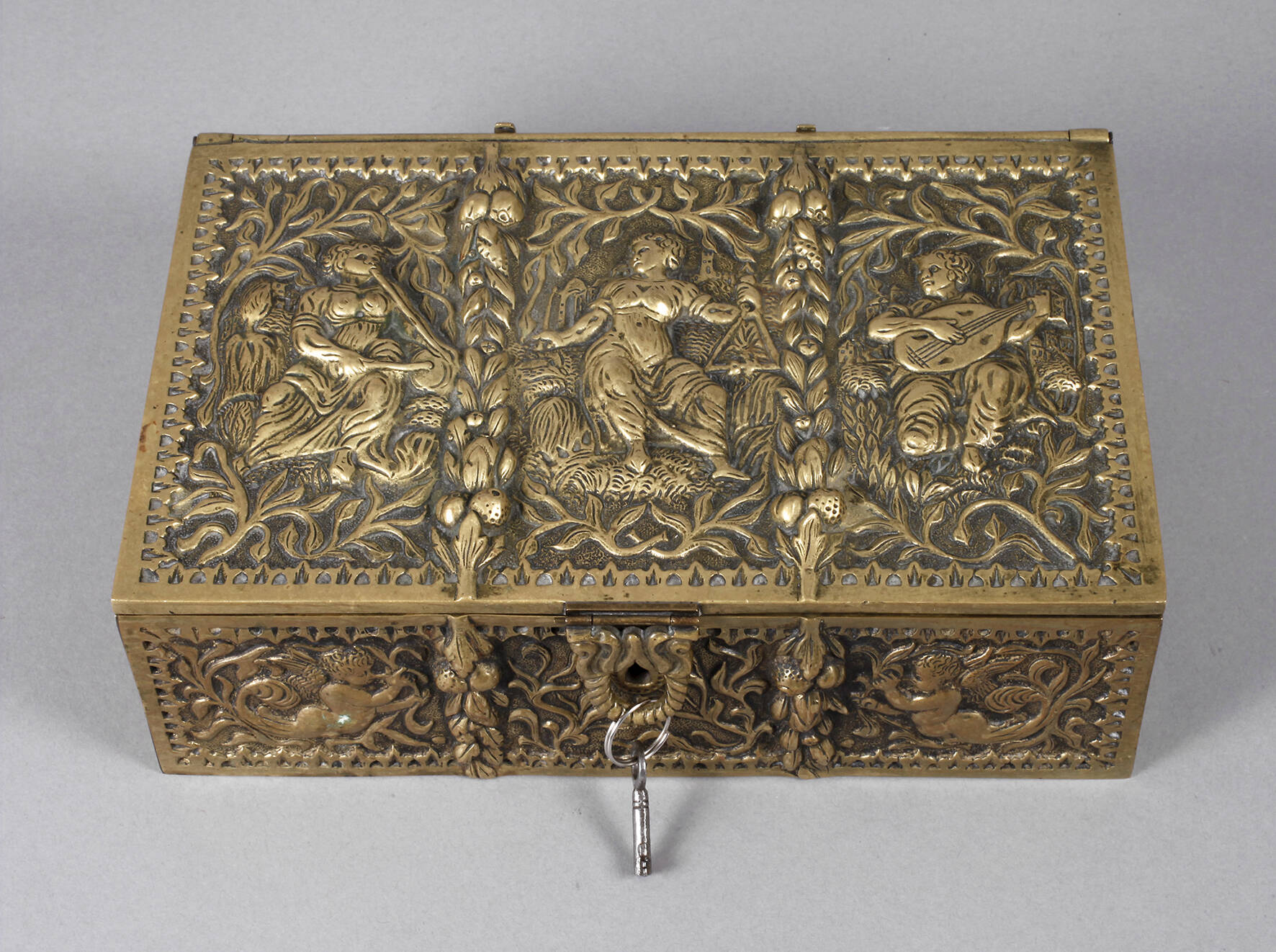 Messingschatulle mit Musikermotiven