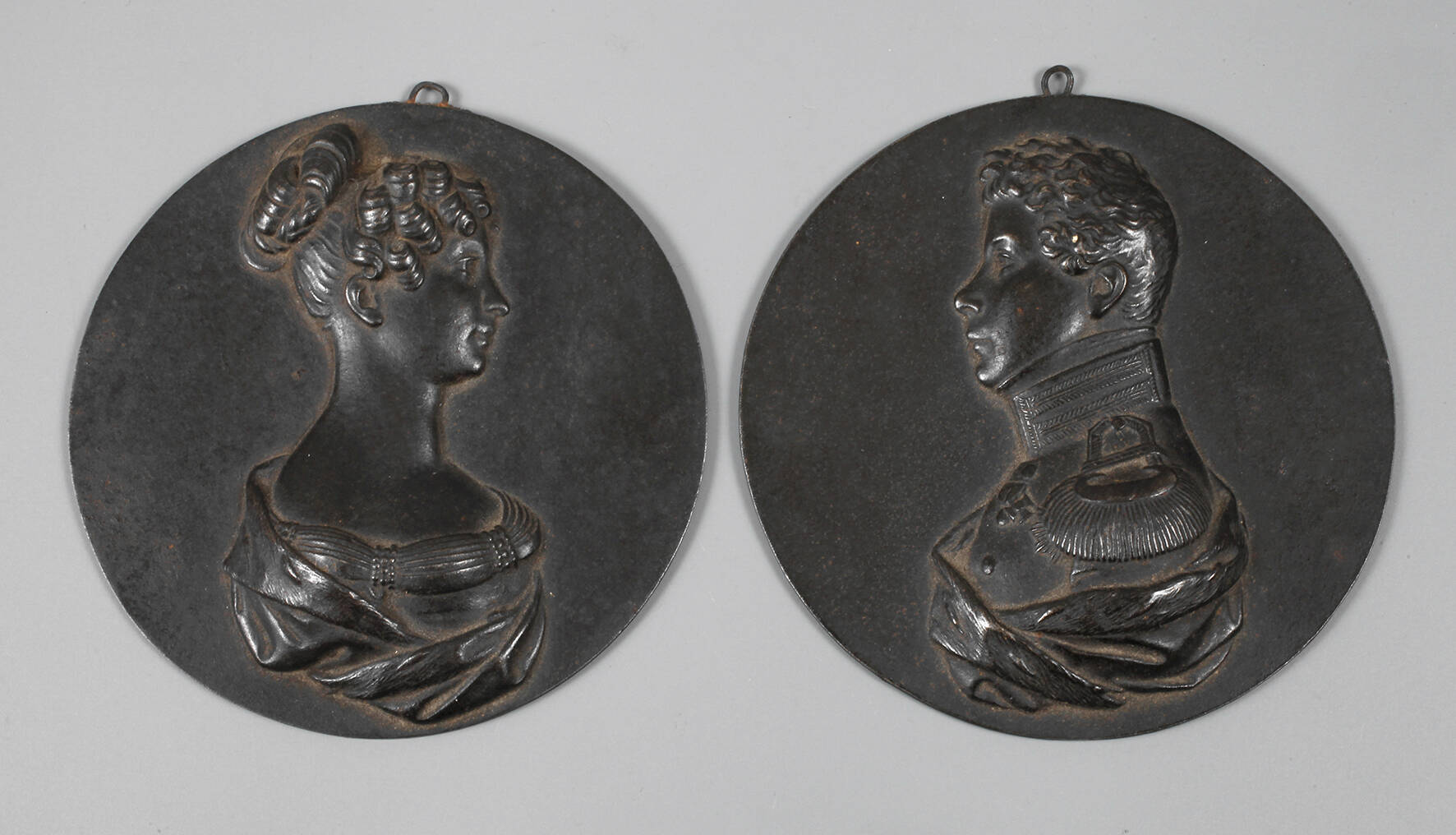 Zwei Bildnisplaketten