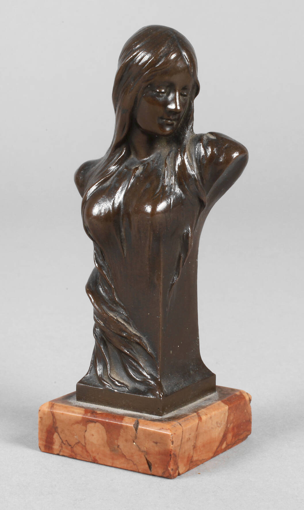 Kleine Mädchenbüste Jugendstil