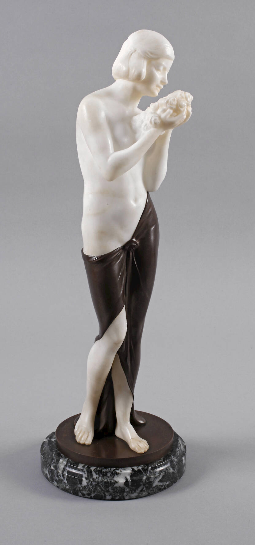 Chryselephantin Mädchenhalbakt mit Blütenbukett