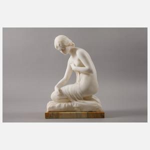 Kniender Mädchenakt nach dem Bade