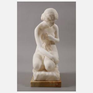 Kniender Mädchenakt nach dem Bade