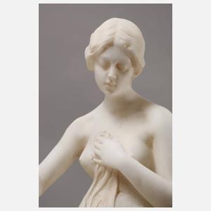 Kniender Mädchenakt nach dem Bade