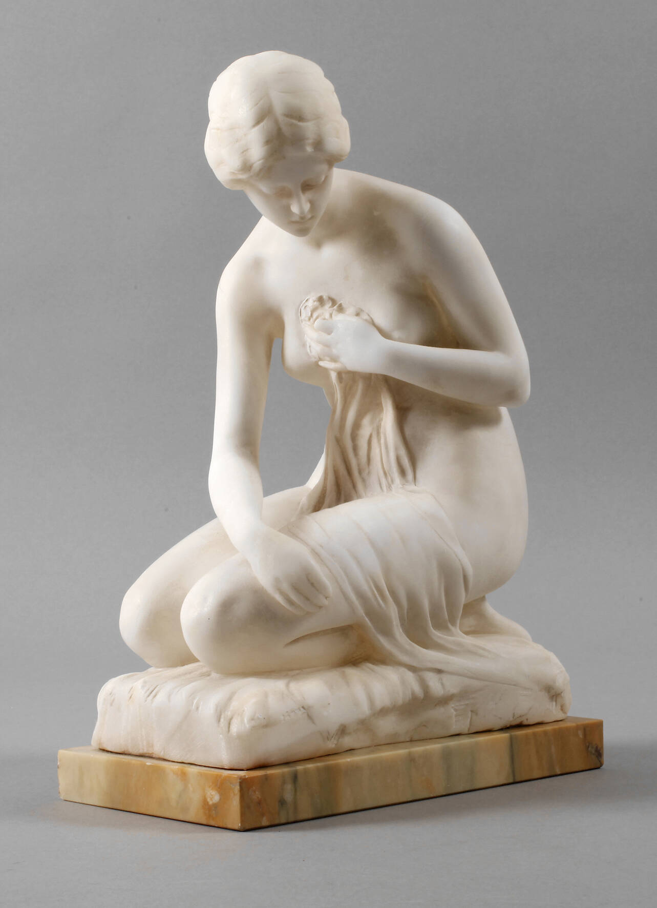 Kniender Mädchenakt nach dem Bade