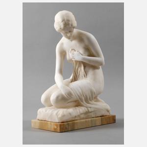 Kniender Mädchenakt nach dem Bade