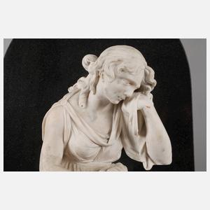 Relief eines trauernden Mädchens