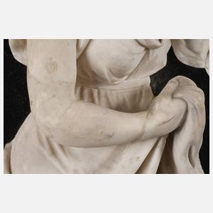 Relief eines trauernden Mädchens