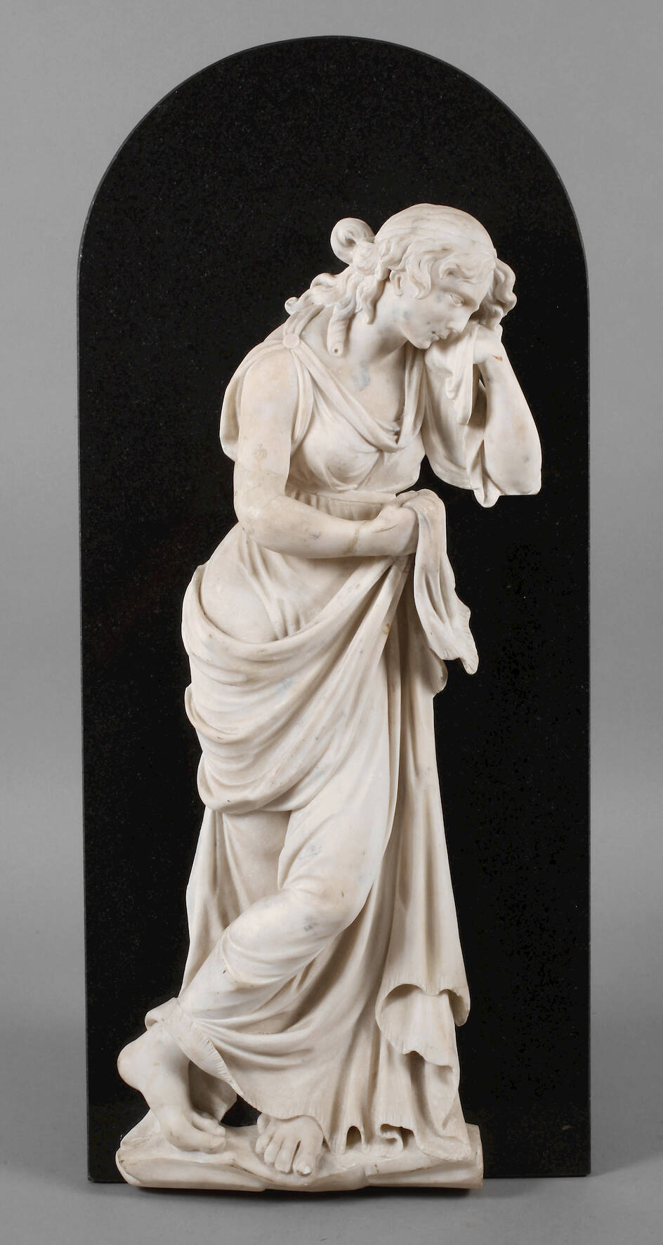 Relief eines trauernden Mädchens