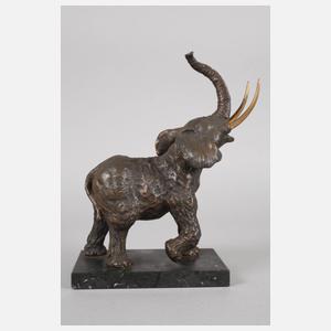 Elefant mit erhobenem Rüssel