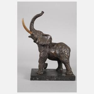 Elefant mit erhobenem Rüssel