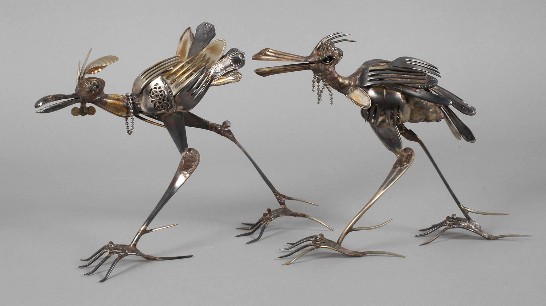 Zwei Vögel als abstrakte Besteckinstallation