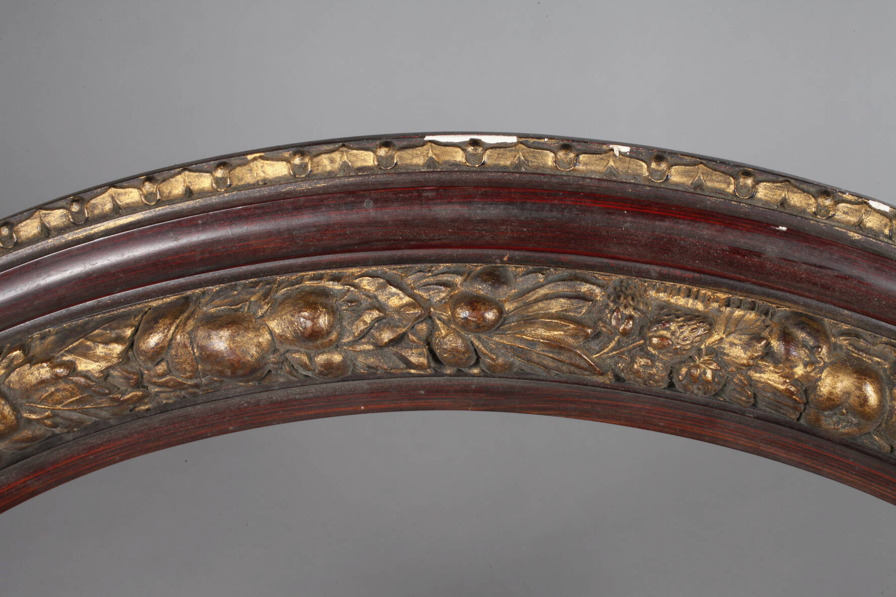 Ovalrahmen mit Fruchtgirlande