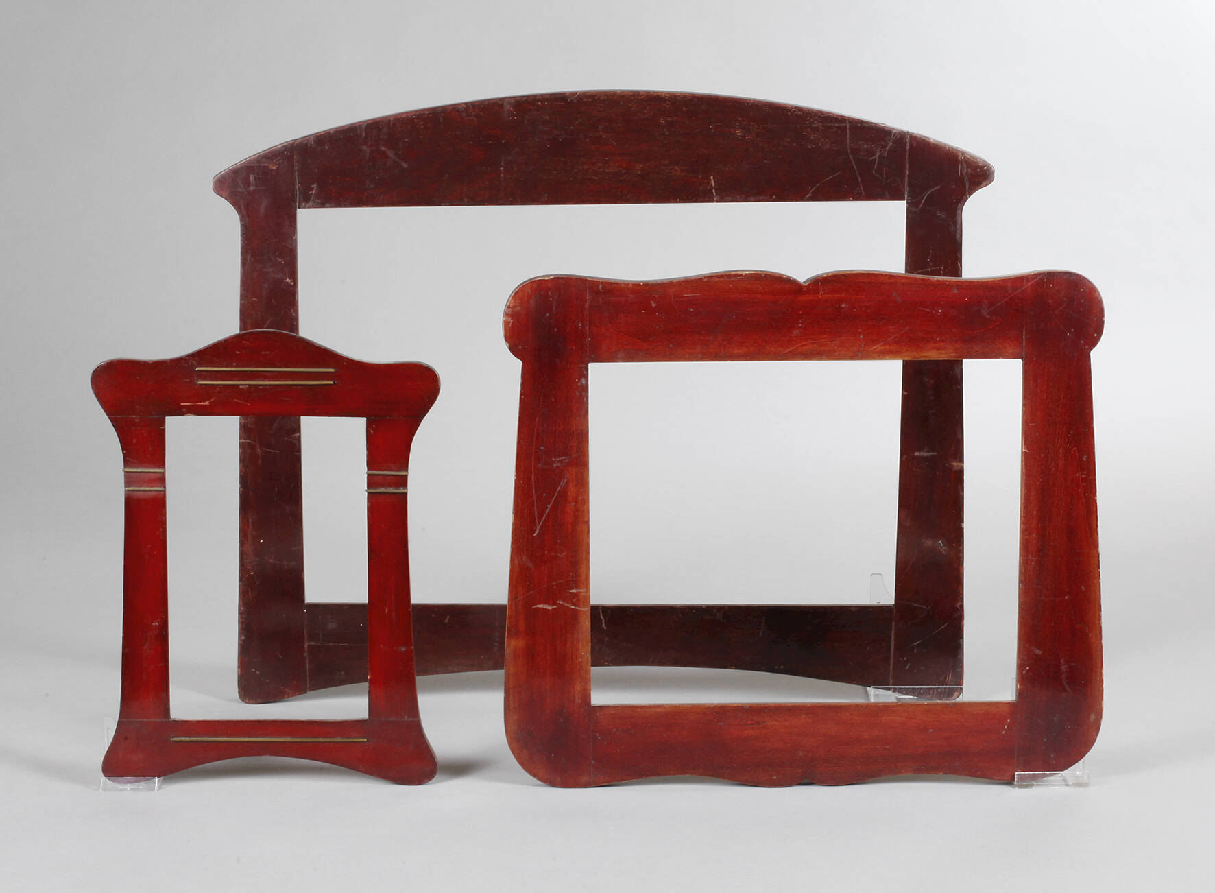 Drei rotbraune Jugendstilrahmen