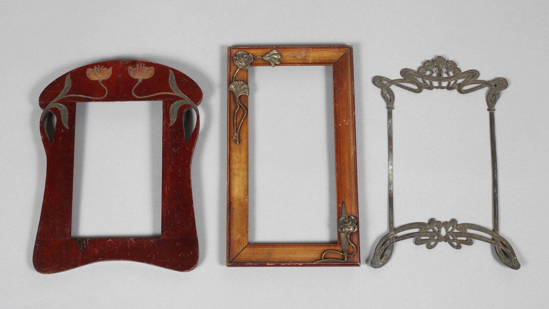 Zwei Jugendstilrahmen und Rahmenapplikation