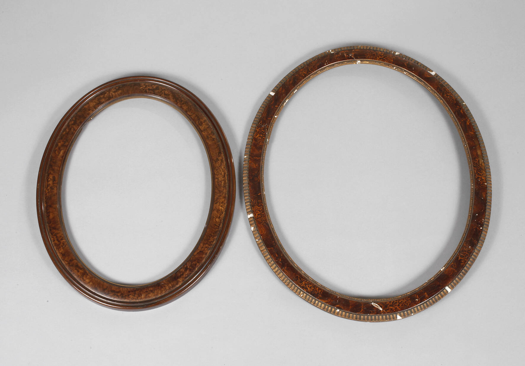 Zwei Ovalrahmen
