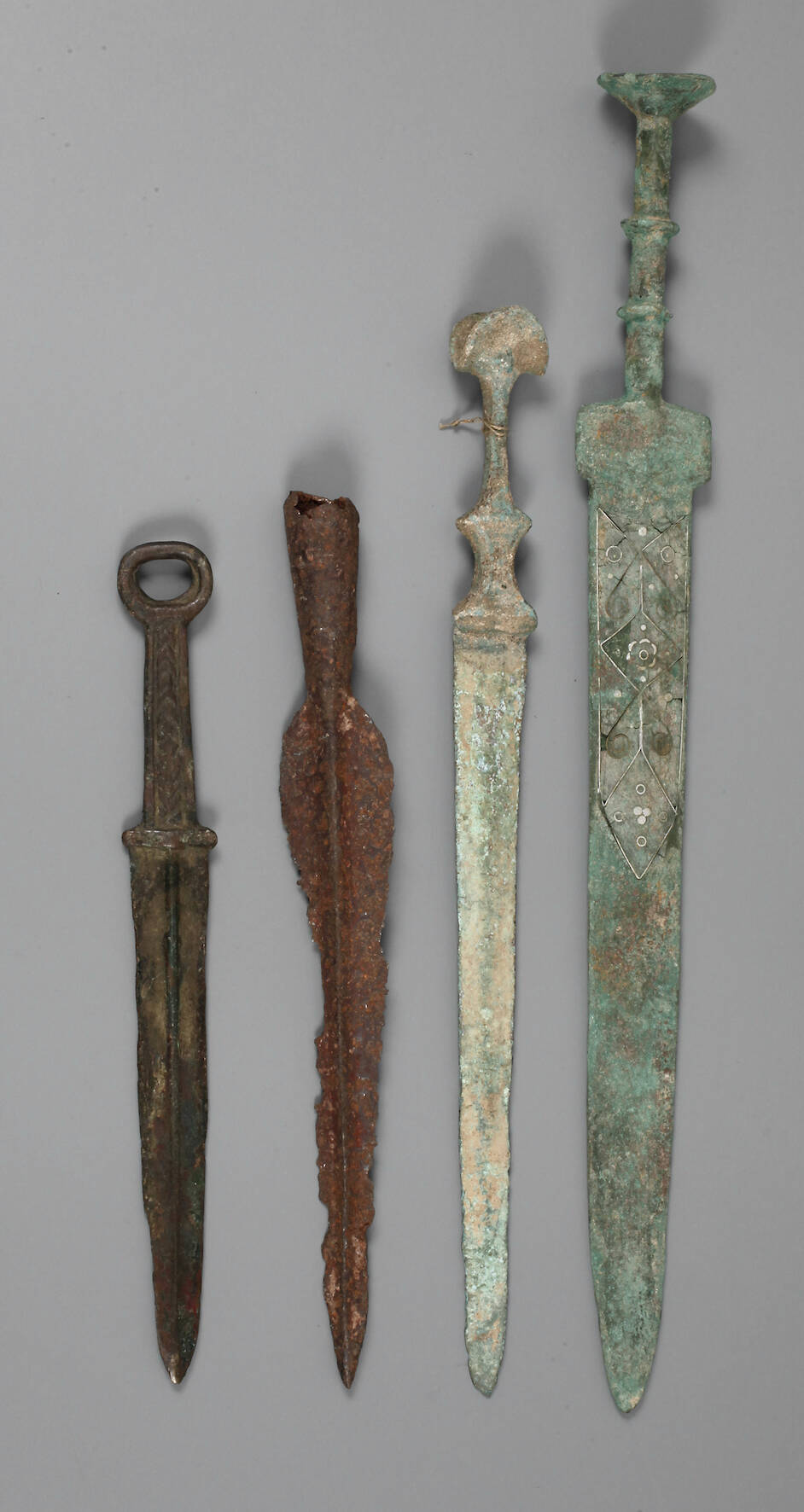 Vier alte Stichwaffen