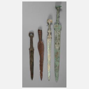 Vier alte Stichwaffen
