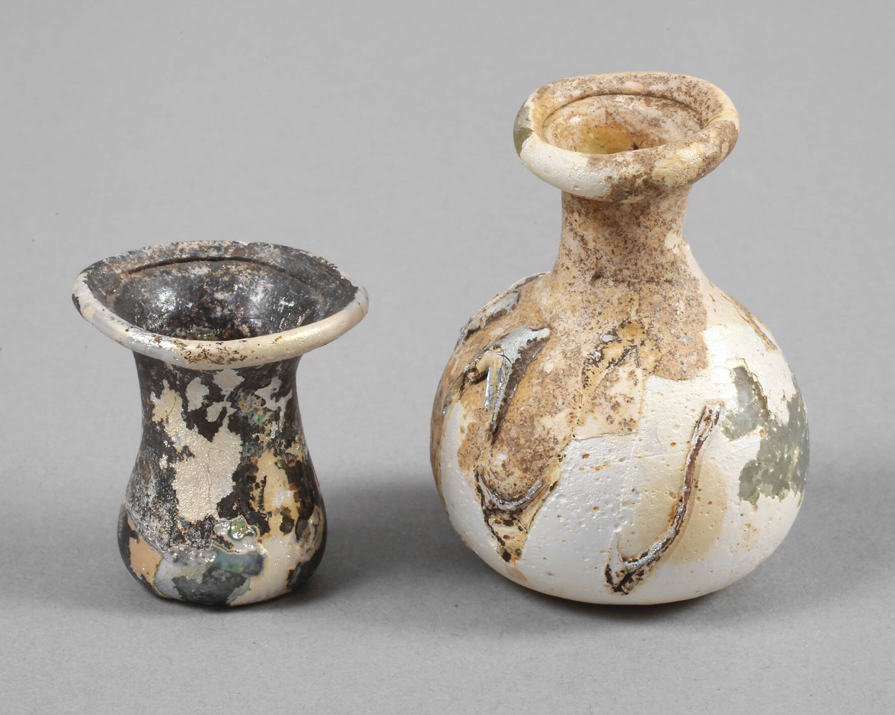 Zwei kleine antike Glasgefäße