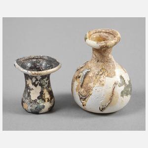 Zwei kleine antike Glasgefäße