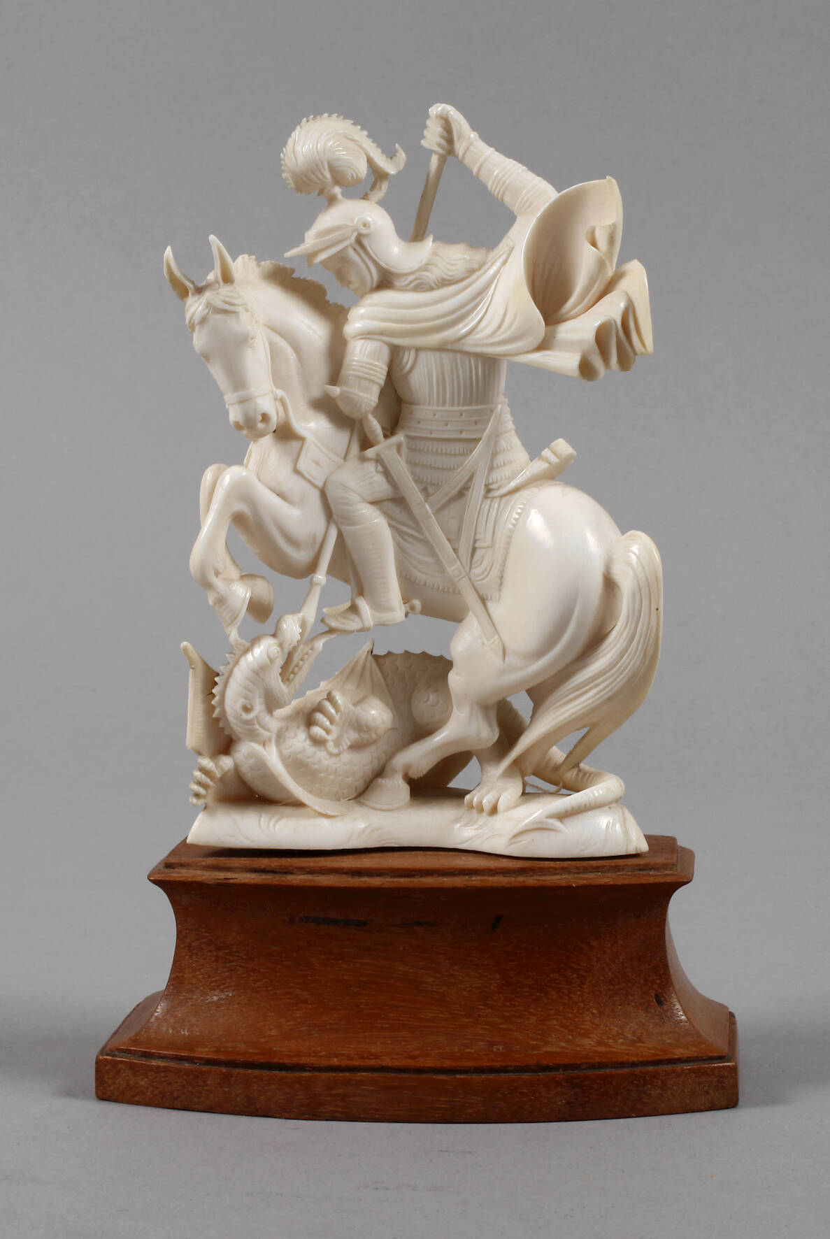 Feine Elfenbeinschnitzerei