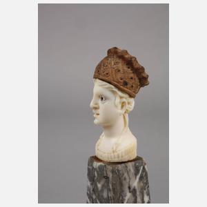 Feine Elfenbeinschnitzerei