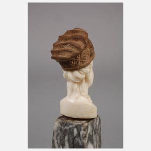 Feine Elfenbeinschnitzerei