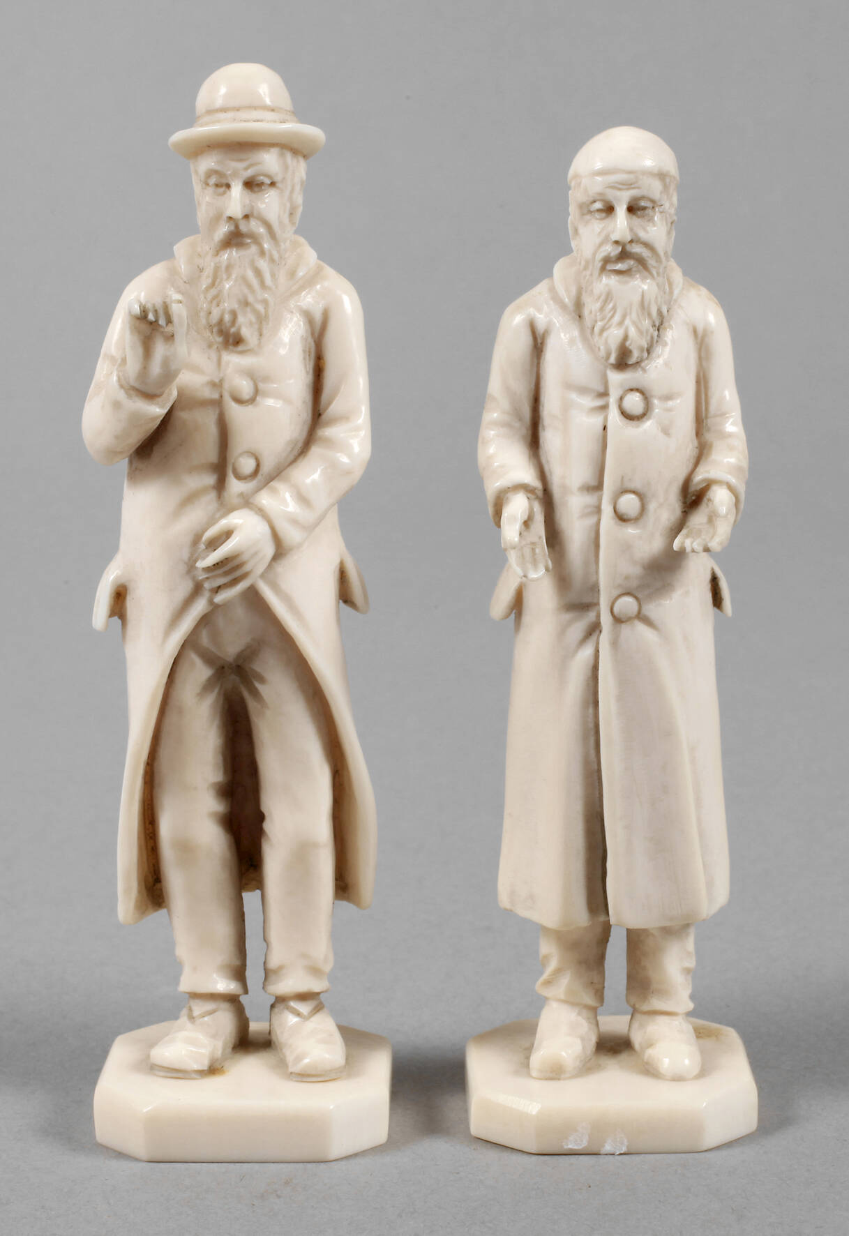 Zwei Elfenbeinfiguren