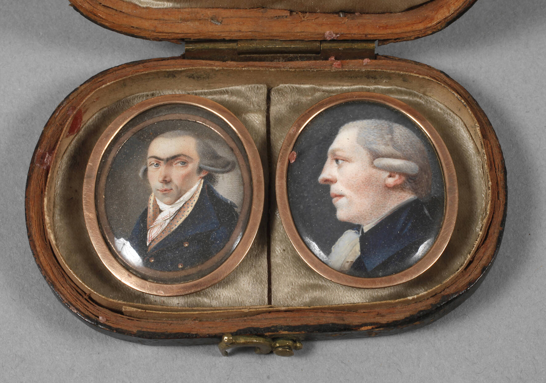 Zwei Elfenbeinminiaturen im Etui