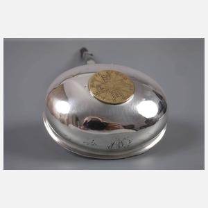 Kelle mit Goldmünze