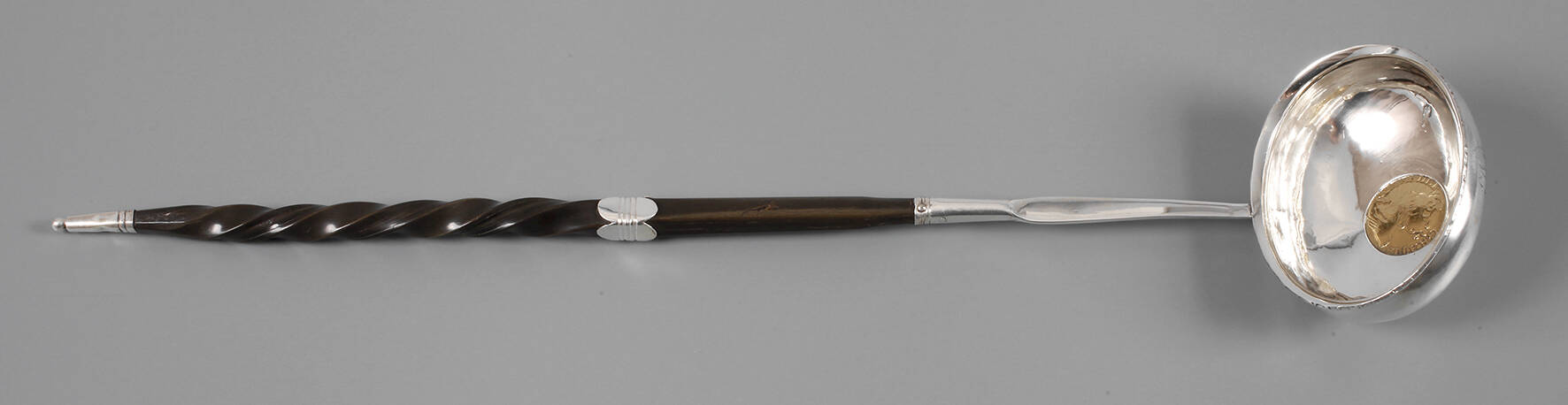 Kelle mit Goldmünze