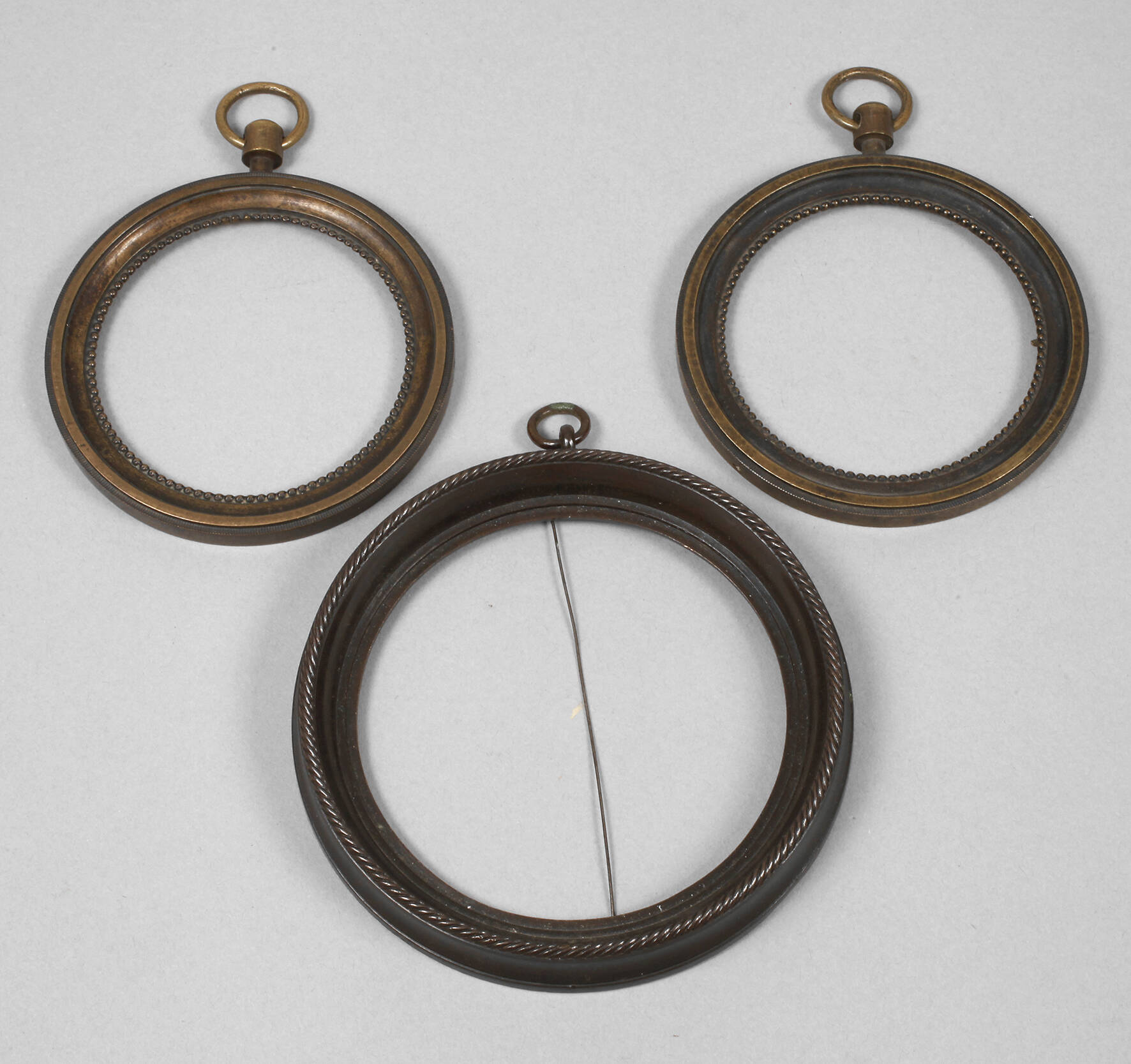 Drei Bronzerahmen