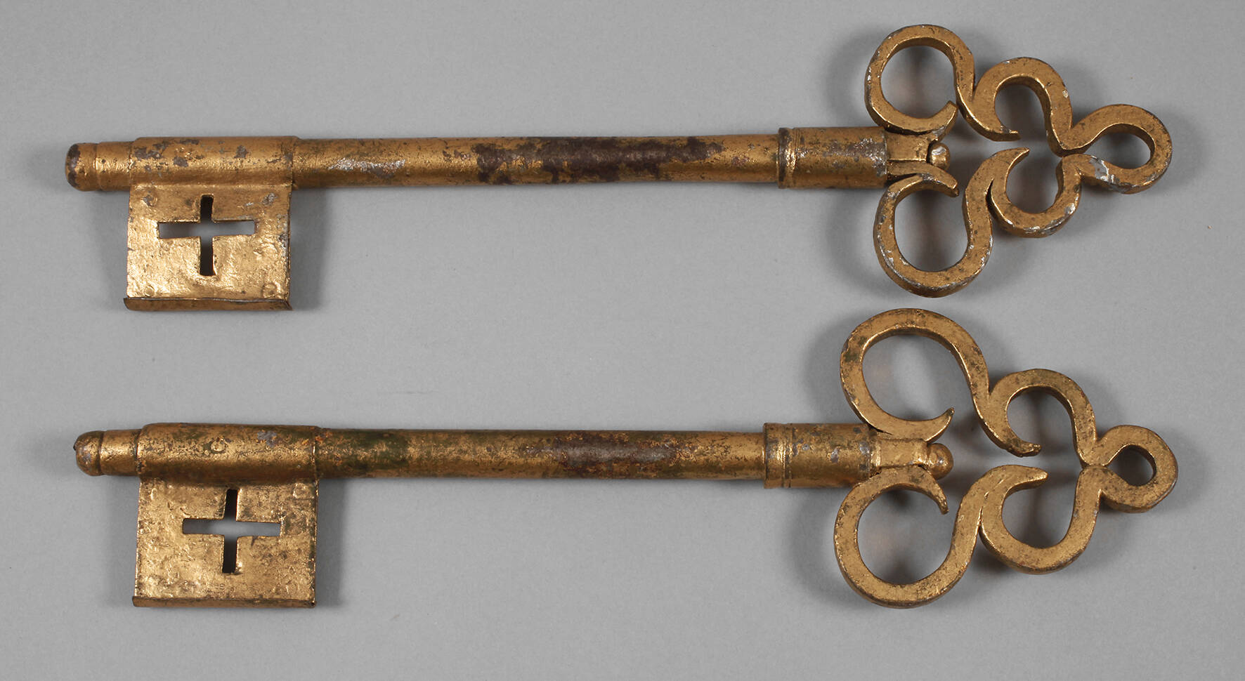 Paar große Zierschlüssel