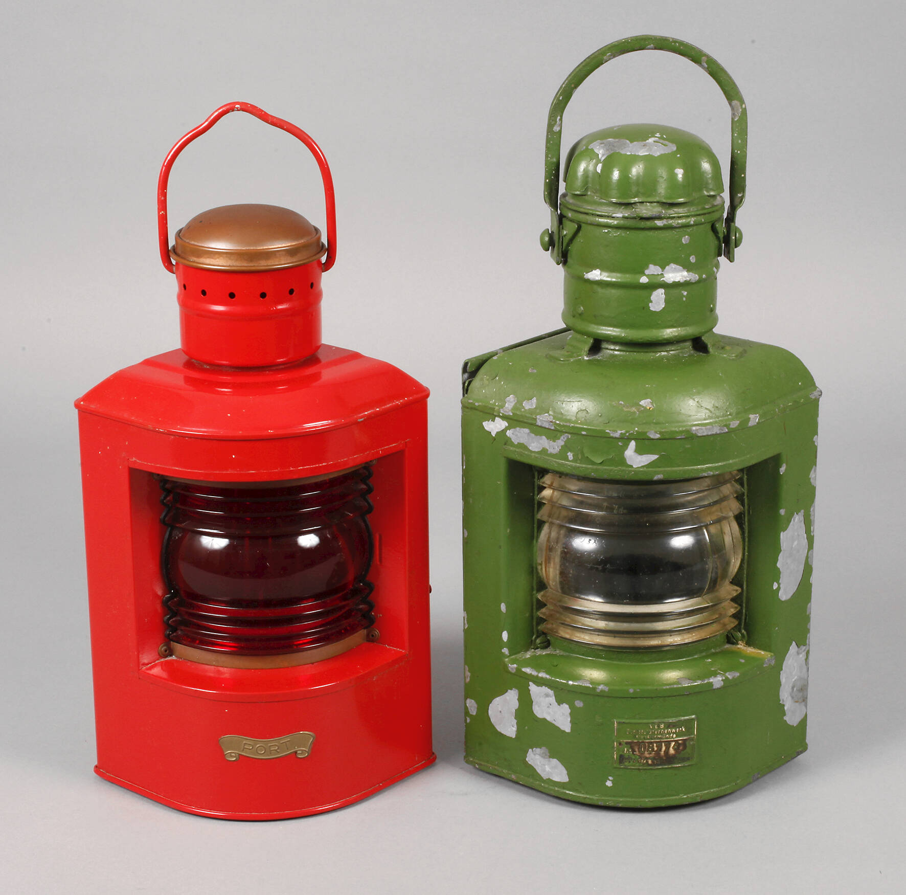 Zwei Schiffslampen