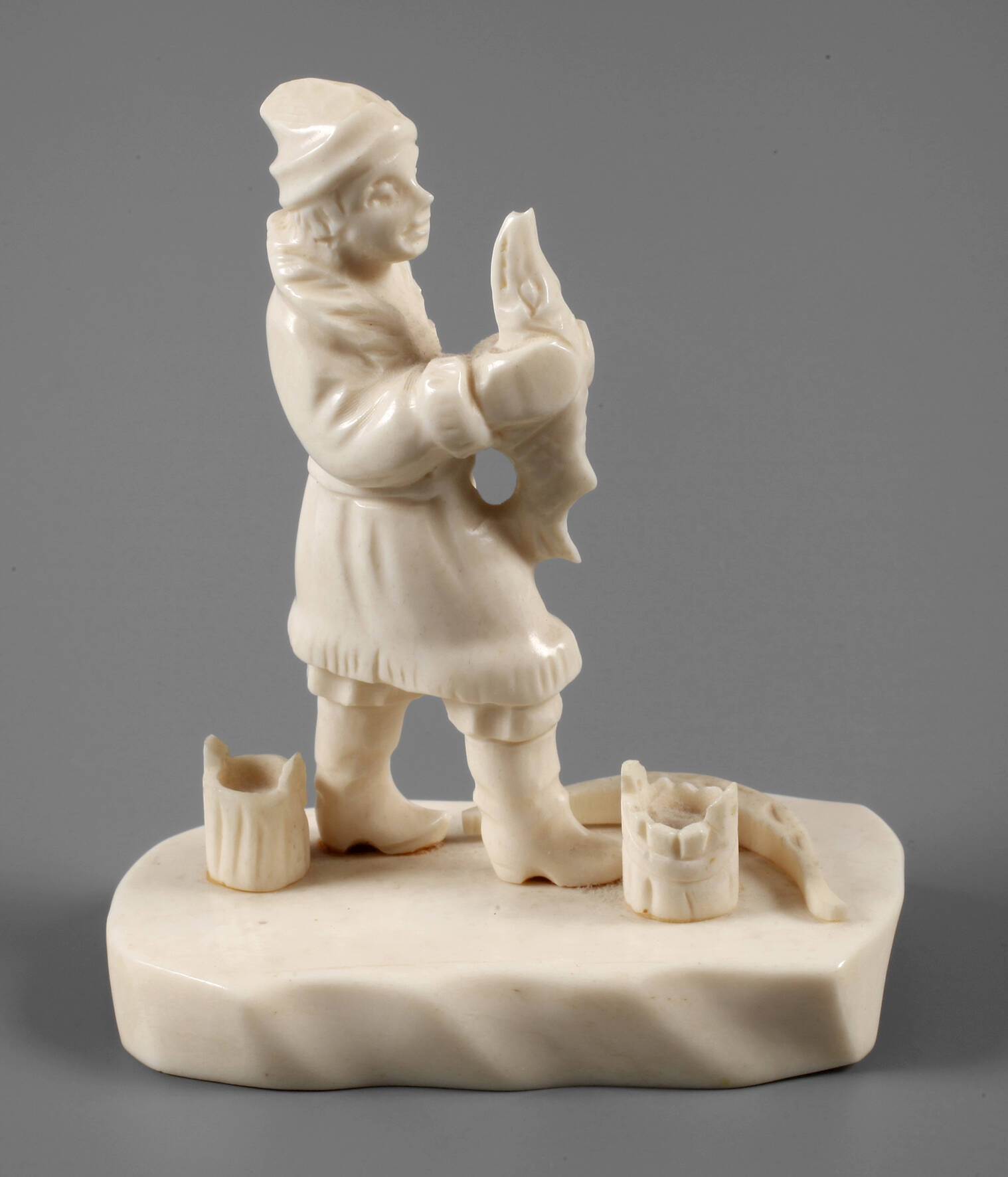 Figürliche Beinschnitzerei