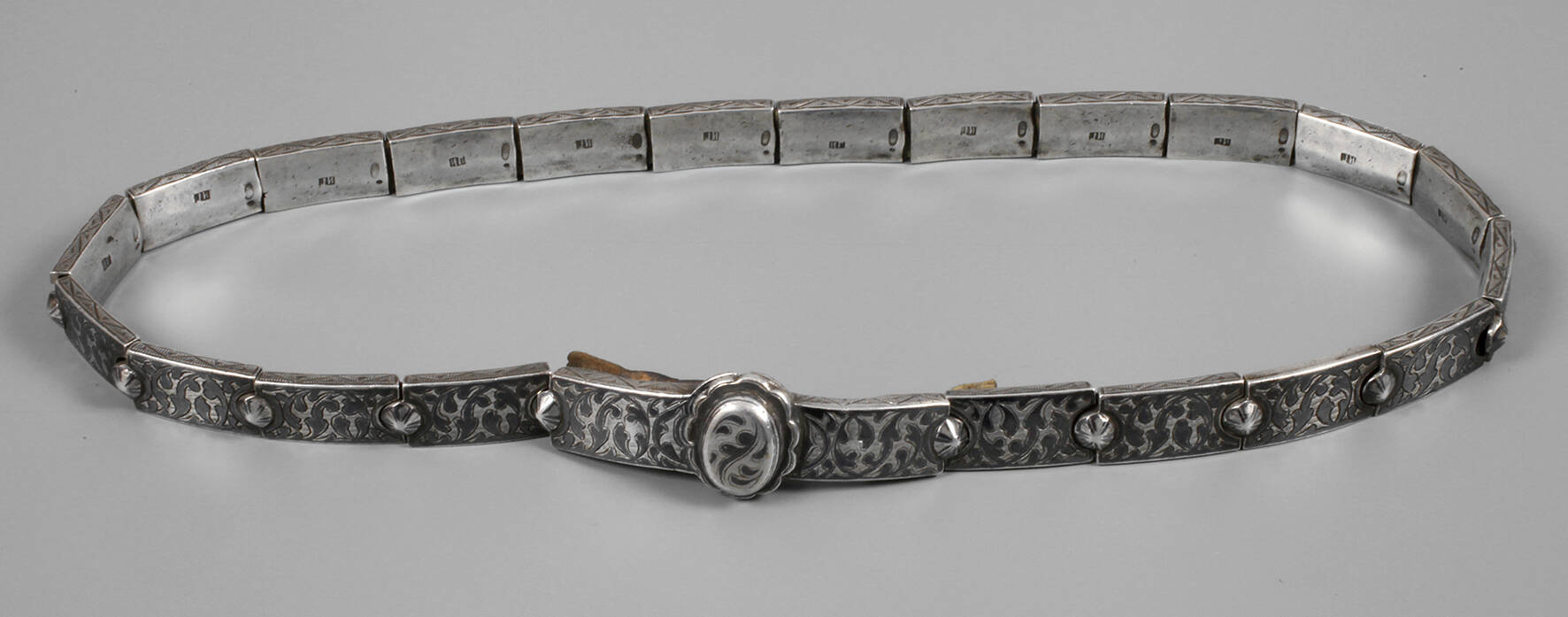 Gürtel in Niellotechnik