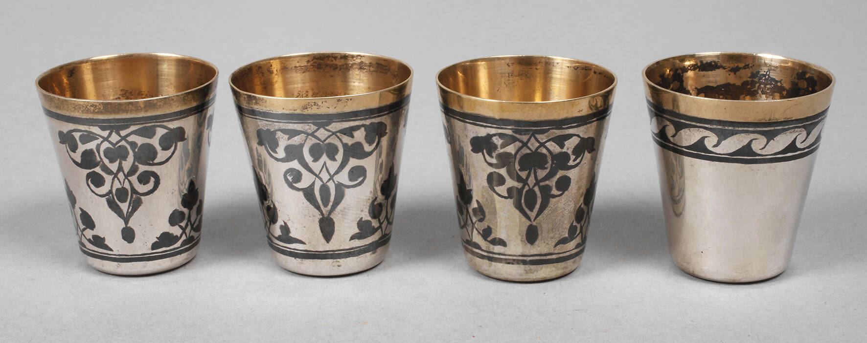 Russland vier Schnapsbecher in Niellotechnik