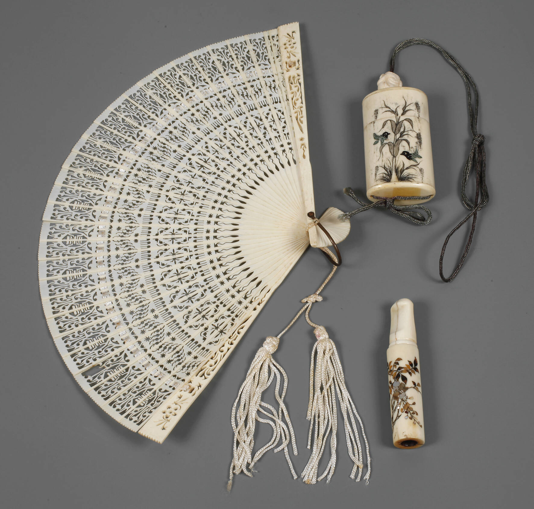 Drei Beinschnitzereien